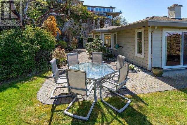 808 - 2829 Arbutus Rd, House attached with 3 bedrooms, 3 bathrooms and 2 parking in Saanich BC | Image 64