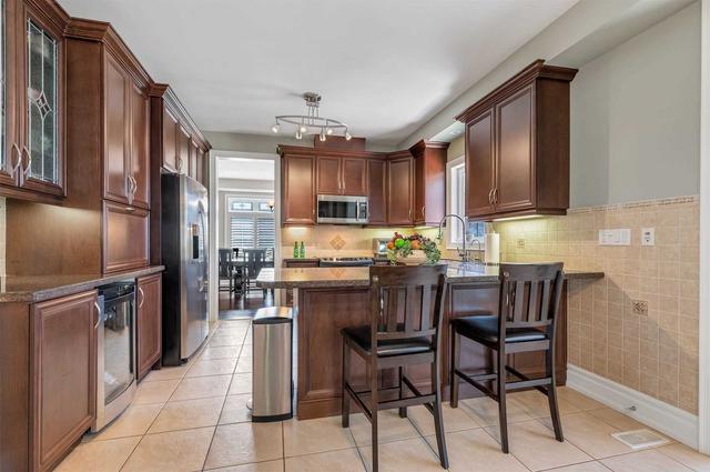 3427 Buena Vista Crt, House detached with 4 bedrooms, 5 bathrooms and 7 parking in Oakville ON | Image 3