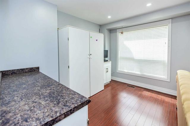 7302 Lancaster Ave, House semidetached with 4 bedrooms, 3 bathrooms and 6 parking in Mississauga ON | Image 37