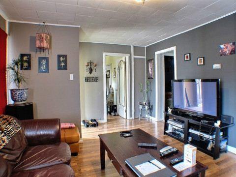 25 Selkirk Ave, House detached with 2 bedrooms, 2 bathrooms and 3 parking in Hamilton ON | Image 2