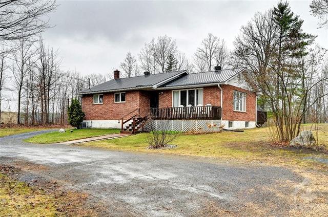 5010 Calabogie Road, House detached with 4 bedrooms, 2 bathrooms and 8 parking in Greater Madawaska ON | Image 3