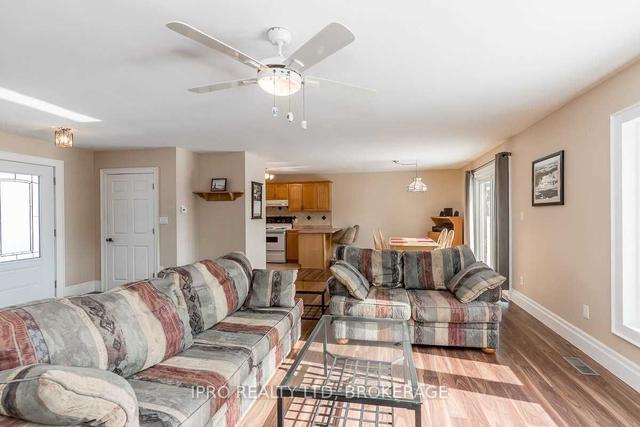 2063 Highway 11, House detached with 2 bedrooms, 1 bathrooms and 8 parking in Oro Medonte ON | Image 3