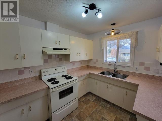 701 Kickbush Avenue, House detached with 4 bedrooms, 1 bathrooms and 1 parking in Keremeos BC | Image 12