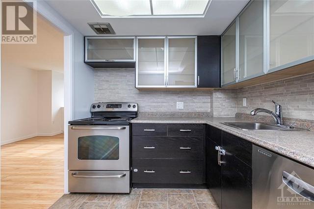 500 Laurier Avenue W Unit#309, Condo with 3 bedrooms, 2 bathrooms and 1 parking in Ottawa ON | Card Image