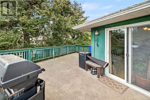 977 Lovat Ave, House detached with 5 bedrooms, 3 bathrooms and 2 parking in Saanich BC | Image 21