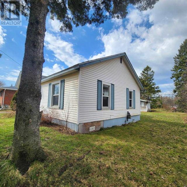 385 Whitney Ave, House detached with 2 bedrooms, 1 bathrooms and null parking in Sault Ste. Marie ON | Image 4