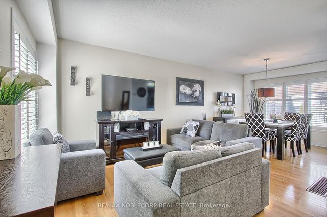 53 Westcliffe Cres, House attached with 2 bedrooms, 3 bathrooms and 3 parking in Richmond Hill ON | Image 3