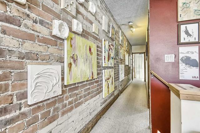 823 Dupont St, House semidetached with 3 bedrooms, 3 bathrooms and 0 parking in Toronto ON | Image 2