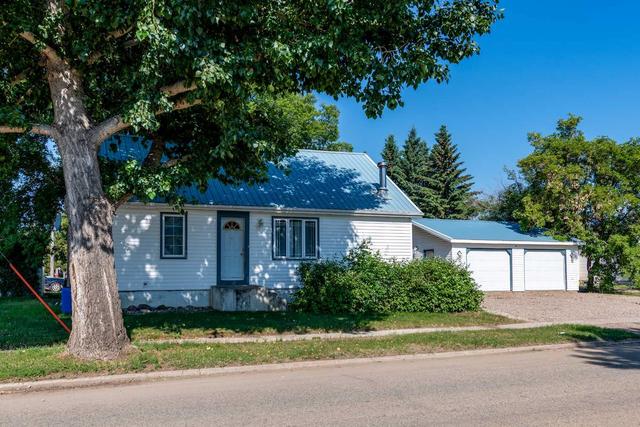 5304 50 Avenue, House detached with 5 bedrooms, 2 bathrooms and 6 parking in Provost AB | Image 1