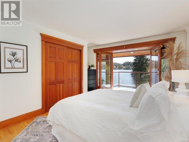 4817 Prospect Lake Rd, House detached with 2 bedrooms, 3 bathrooms and 2 parking in Saanich BC | Image 10