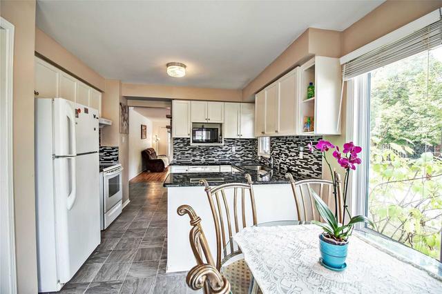 878 Playter Cres, Townhouse with 3 bedrooms, 3 bathrooms and 2 parking in Newmarket ON | Image 2