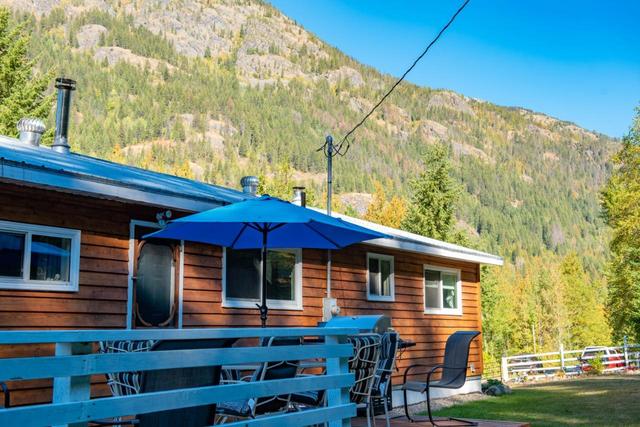 1110 Highway 22, House detached with 3 bedrooms, 1 bathrooms and null parking in Kootenay Boundary B BC | Image 16