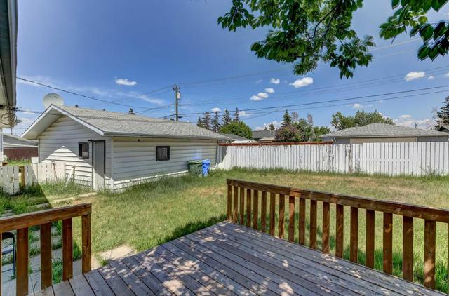 207 Penbrooke Close Se, House detached with 5 bedrooms, 2 bathrooms and 2 parking in Calgary AB | Image 30