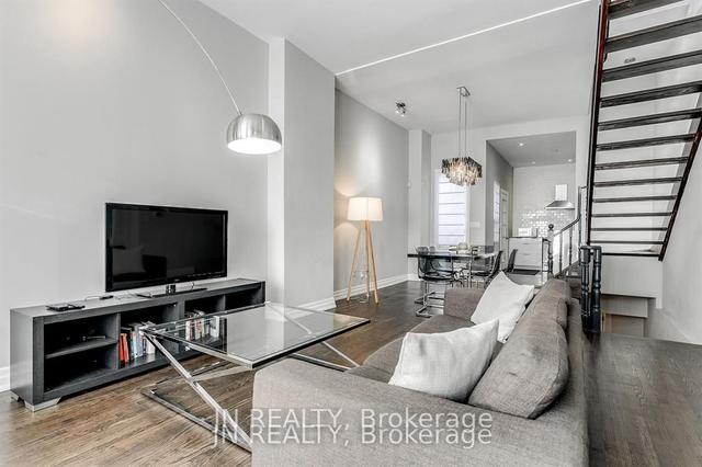 308 Harbord St, House semidetached with 3 bedrooms, 2 bathrooms and 0 parking in Toronto ON | Image 1