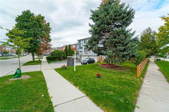 3615 Twinmaple Drive, House semidetached with 3 bedrooms, 0 bathrooms and 4 parking in Mississauga ON | Image 2
