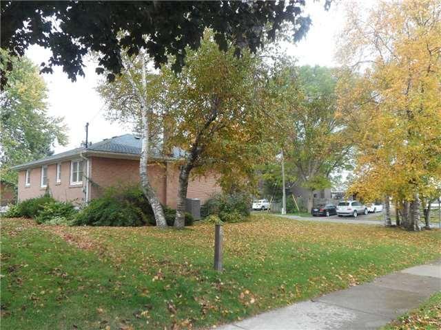 28 Sherwood Rd W, House detached with 3 bedrooms, 2 bathrooms and 6 parking in Ajax ON | Image 3