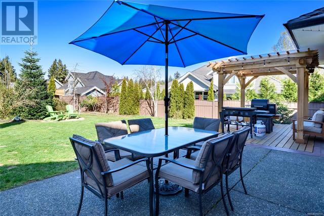 Who doesn't like a patio this spacious to entertain | Image 39