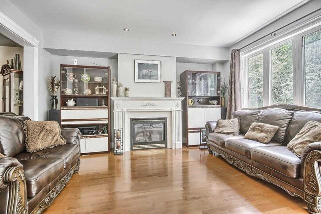 124 Westbury Crt, House attached with 3 bedrooms, 4 bathrooms and 2 parking in Richmond Hill ON | Image 2
