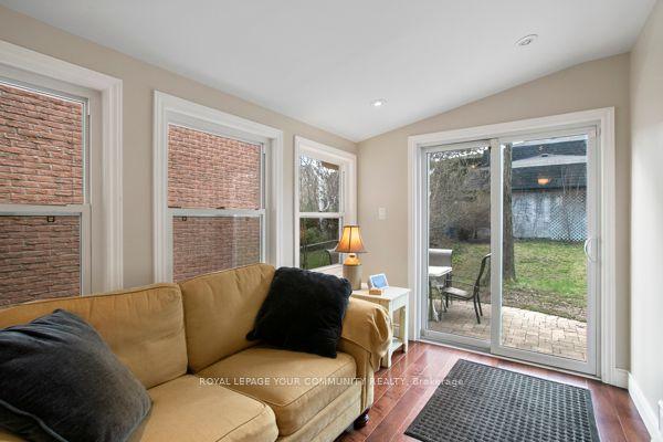 27 St Andrews Crt, House attached with 3 bedrooms, 2 bathrooms and 3 parking in Aurora ON | Image 3