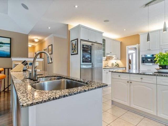 4467 Breckongate Crt, House detached with 2 bedrooms, 2 bathrooms and 6 parking in Burlington ON | Image 3