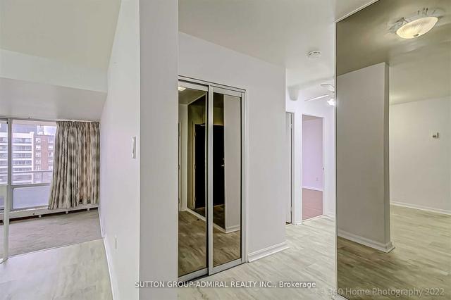 902 - 25 Four Winds Dr, Condo with 2 bedrooms, 1 bathrooms and 1 parking in Toronto ON | Image 2