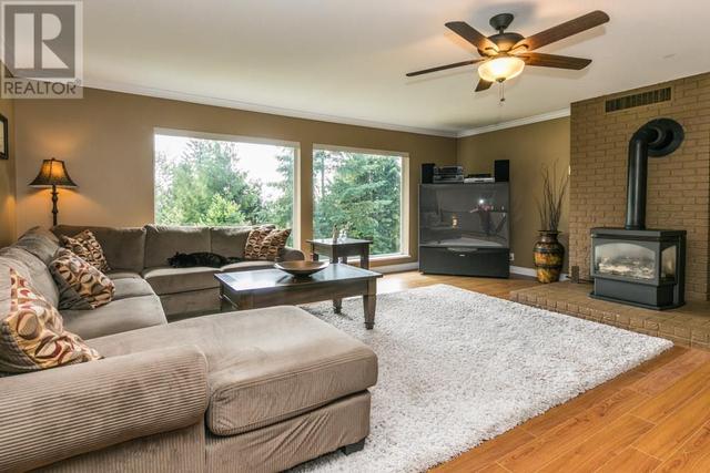 23215 141 Avenue, House detached with 4 bedrooms, 2 bathrooms and 15 parking in Maple Ridge BC | Image 6
