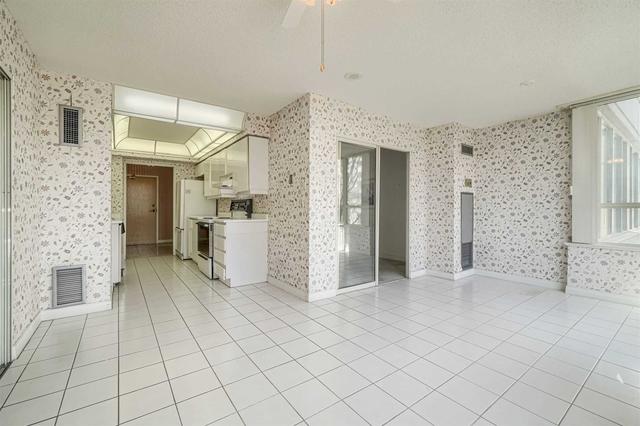 211 - 7 Townsgate Dr, Condo with 2 bedrooms, 2 bathrooms and 2 parking in Vaughan ON | Image 2