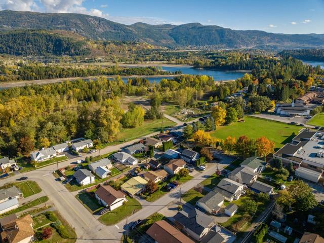 608 6th Avenue, House detached with 4 bedrooms, 2 bathrooms and 6 parking in Castlegar BC | Image 3