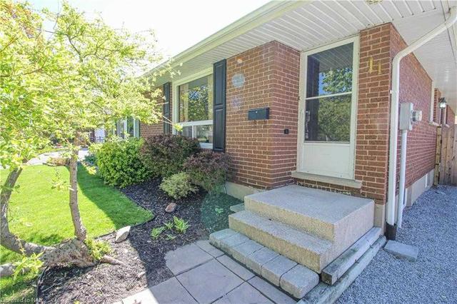 11 Hill Park Lane, House semidetached with 3 bedrooms, 1 bathrooms and 3 parking in St. Catharines ON | Image 1