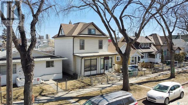 214 E Avenue S, House detached with 7 bedrooms, 2 bathrooms and null parking in Saskatoon SK | Image 2