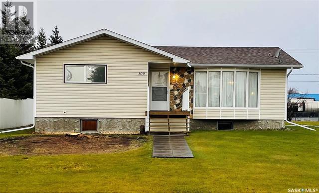 109 2nd Street Nw, House detached with 4 bedrooms, 2 bathrooms and null parking in Goodsoil SK | Image 1