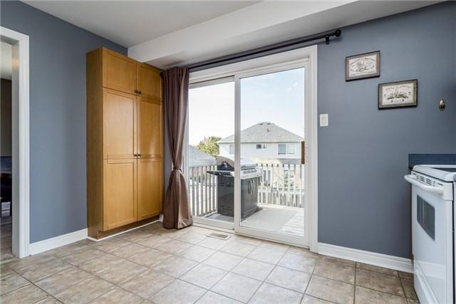 70 Heritage Crt, House detached with 3 bedrooms, 2 bathrooms and 2 parking in Barrie ON | Image 3