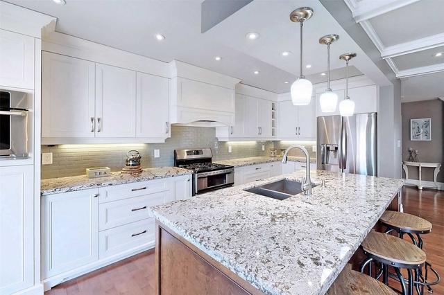 31 Ravineview Dr, House semidetached with 3 bedrooms, 3 bathrooms and 3 parking in Vaughan ON | Image 2