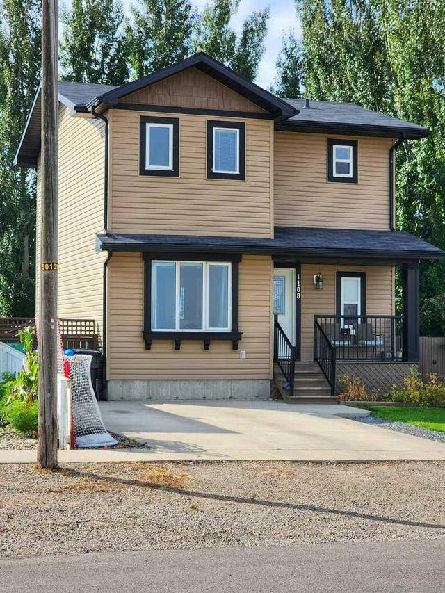 1108 44 Avenue N, House detached with 3 bedrooms, 1 bathrooms and 2 parking in Lethbridge AB | Image 1