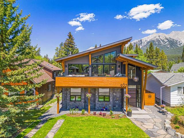922 15 Street, House detached with 7 bedrooms, 6 bathrooms and 6 parking in Canmore AB | Image 1