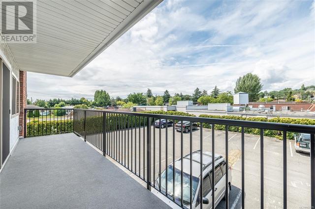 129 - 1680 Poplar Ave, Condo with 2 bedrooms, 1 bathrooms and 1 parking in Saanich BC | Image 16
