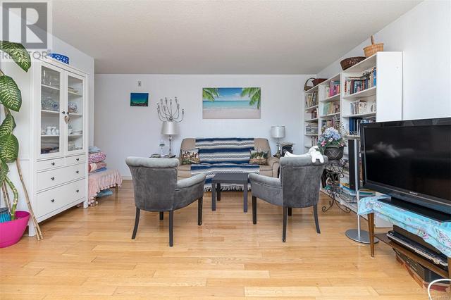 405 - 3800 Quadra St, Condo with 2 bedrooms, 1 bathrooms and 1 parking in Saanich BC | Image 5