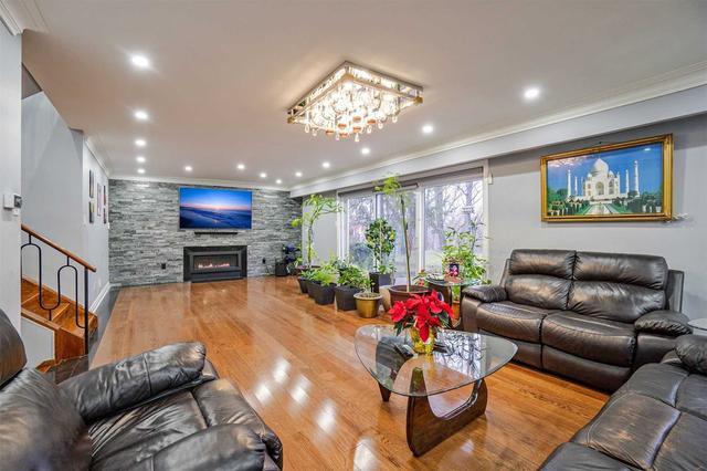 16 Forest Path Crt, House detached with 5 bedrooms, 3 bathrooms and 4 parking in Toronto ON | Image 24