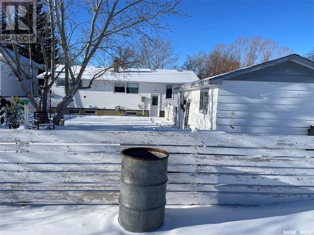 121 2nd Street E, House detached with 3 bedrooms, 2 bathrooms and null parking in Lafleche SK | Image 3