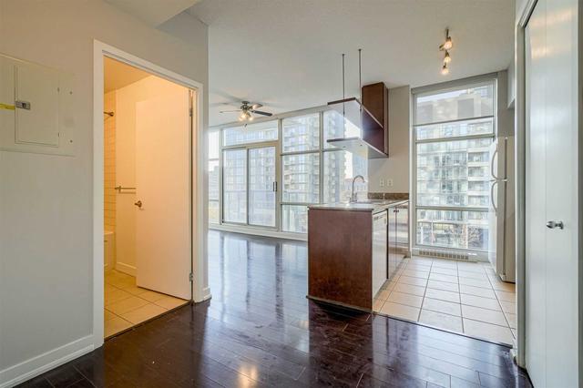 305 - 9 Spadina Ave, Condo with 1 bedrooms, 1 bathrooms and 1 parking in Toronto ON | Image 2