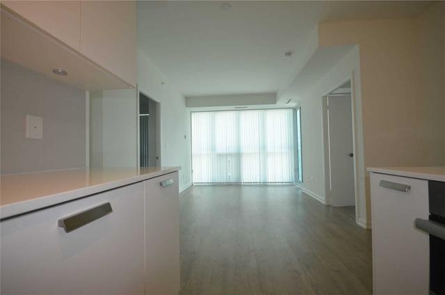 1401 - 11 Bogert Ave, Condo with 1 bedrooms, 2 bathrooms and 1 parking in Toronto ON | Image 3