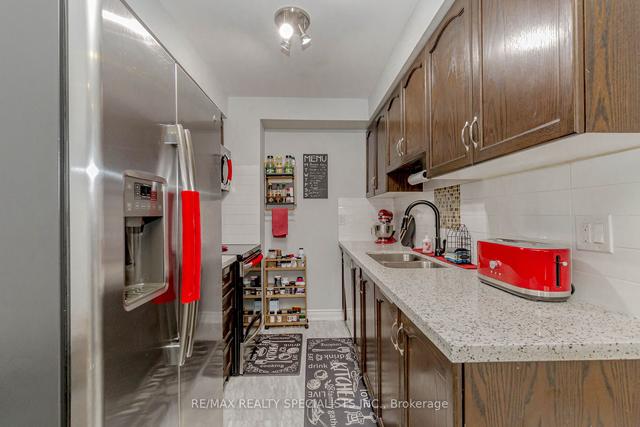 36 Carleton Pl, Townhouse with 3 bedrooms, 2 bathrooms and 2 parking in Brampton ON | Image 3