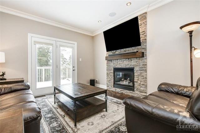 619 Meadowridge Circle, Home with 3 bedrooms, 3 bathrooms and 4 parking in Ottawa ON | Image 4