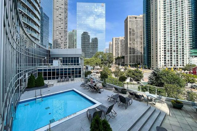 1711 - 218 Queens Quay W, Condo with 2 bedrooms, 2 bathrooms and 1 parking in Toronto ON | Image 28