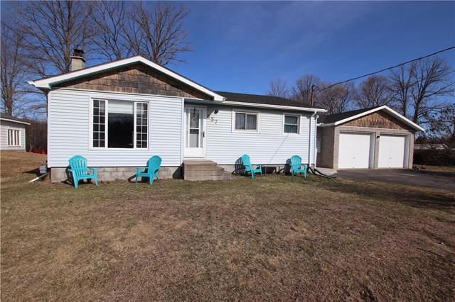 657 Jean Avenue, House detached with 4 bedrooms, 2 bathrooms and 4 parking in Laurentian Valley ON | Image 1
