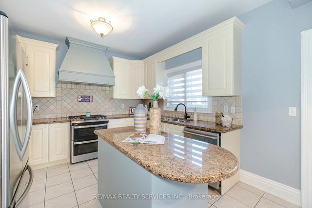 26 Regis Circ, House detached with 4 bedrooms, 4 bathrooms and 6 parking in Brampton ON | Image 10