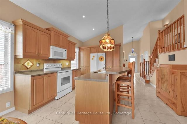 28 Varley Cres, House detached with 4 bedrooms, 3 bathrooms and 4 parking in Brantford ON | Image 6
