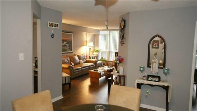 204 - 10 Laurelcrest St, Condo with 2 bedrooms, 1 bathrooms and 1 parking in Brampton ON | Image 8