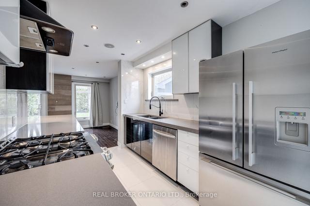 3360 Silverado Dr, House semidetached with 3 bedrooms, 3 bathrooms and 8 parking in Mississauga ON | Image 2