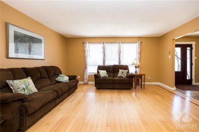 211 Park Avenue, House detached with 3 bedrooms, 2 bathrooms and 4 parking in Carleton Place ON | Image 6